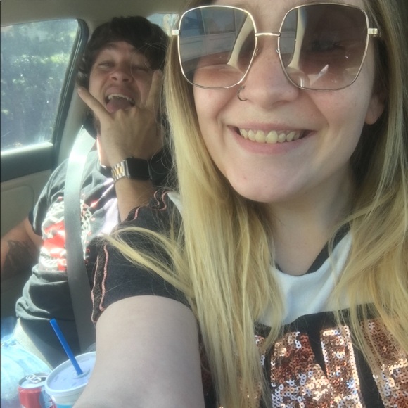 👑 WELCOME TO MY CLOSET 👑 - Picture 4 of 4